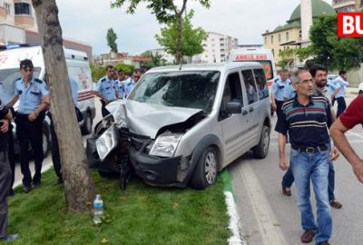 Polis otosu çocuğa çarpmamak isterken ağaca çarptı