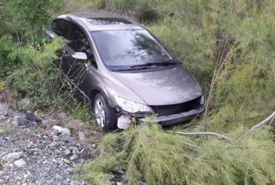 Bursa’da otomobil çalılıklara uçtu