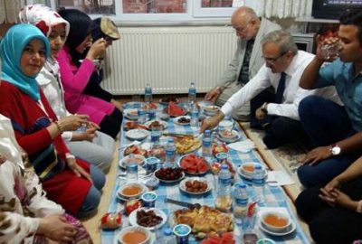 Yıldızlı otellere gitmeyen Vali Karaloğlu, orucunu vatandaşlarla açıyor