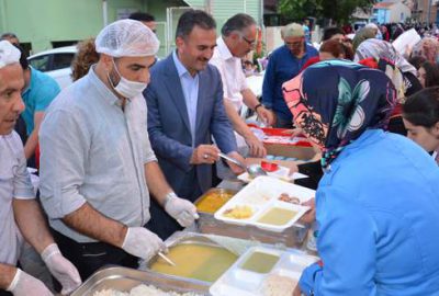 Yemekleri Başkan dağıttı