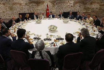 Davutoğlu akademisyenlerle iftarda buluştu