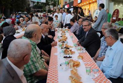 Vali Karaloğlu sokak iftarına katıldı