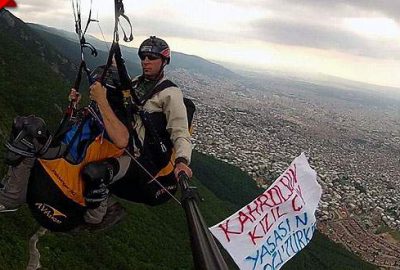 Çin’e bir protesto da 800 metre yükseklikte geldi