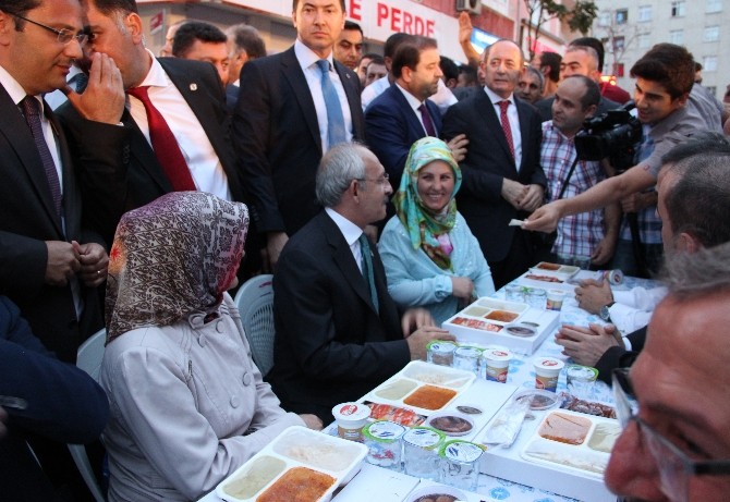 Kılıçdaroğlu, Ümraniye’de Sokak İftarına Katıldı