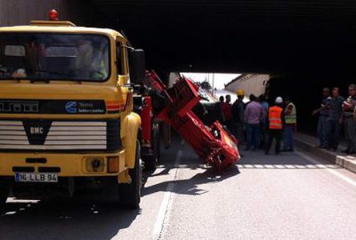 Bomu açık vinç üst geçide takıldı