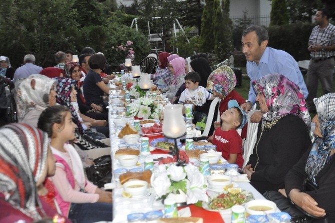 Kaymakam Sonel, Yetim Ve Öksüzleri Evinde Ağırladı