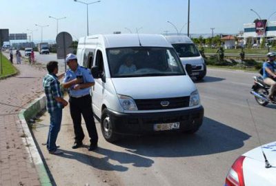 Plakası çamurla sıvanan araç, polisi alarma geçirdi