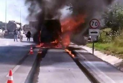 Seyir halindeki kamyonet alev topuna döndü!