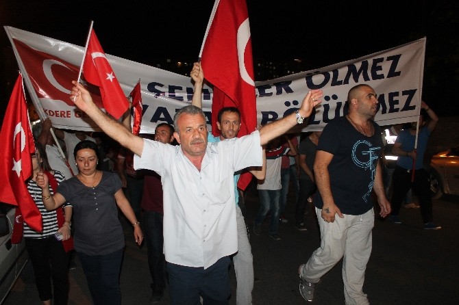 Başkent’te Şehitler İçin Dev Bayraklı Yürüyüş