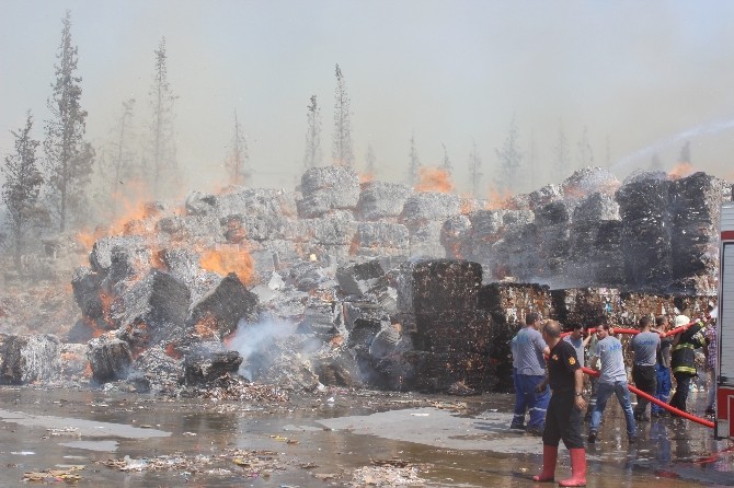 Atık Kağıt Fabrikasındaki Yangın Devam Ediyor