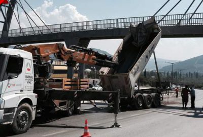 Yok böyle bir kaza! TIR köprüde takılı kaldı