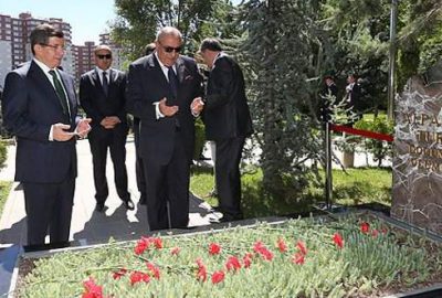 Davutoğlu’ndan Alparslan Türkeş’in mezarına ziyaret