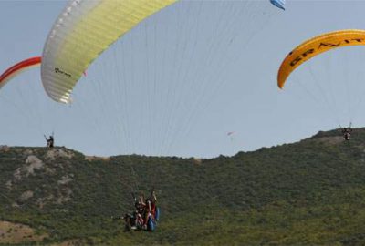 Paraşütler gökyüzünde süzüldü