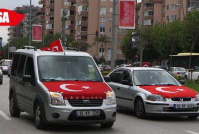 Yüzlerce araç teröre tepki için yollara döküldü