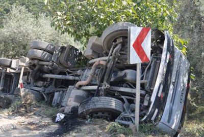 Bursa’da cam yüklü TIR devrildi