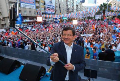 Davutoğlu’ndan mitingde selfie sürprizi