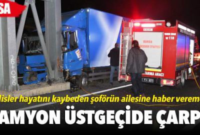 Kargo kamyonu üstgeçide çarptı: 1 ölü