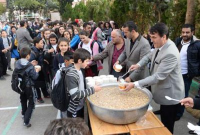 Dündar aşure dağıttı