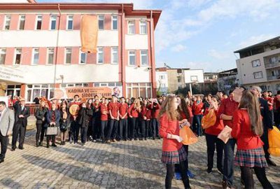 Öğrenciler ‘fenerlerle’ şiddete dur dedi