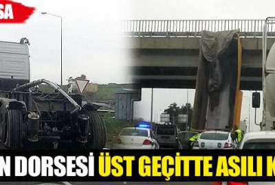 TIR’ın dorsesi üst geçide asılı kaldı