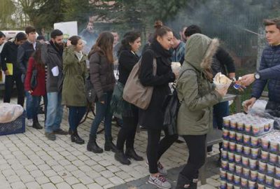 Üniversite öğrencilerine köfte ikramı