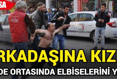 Arkadaşına kızdı, cadde ortasında elbiselerini yaktı