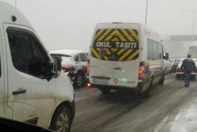 Mudanya Yolu’nda kış lastiği olmayan araçlar trafiği kilitledi