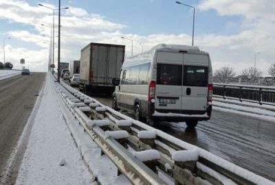 Bursa’da sürücülerin kar ve buzla zorlu sınavı