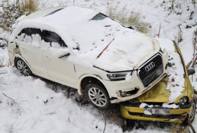 Karda kayan cip önüne aldığı otomobille şarampole uçtu