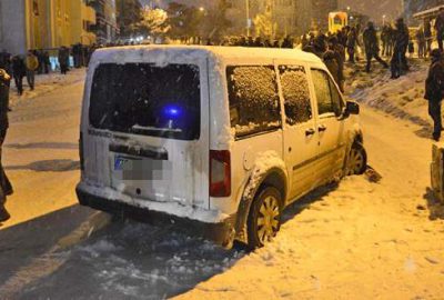 Kavga ihbarına giden polis aracı, sokakta kayanlara çarptı: 8 yaralı