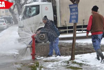 Patlayan su vanası ile araçlarını yıkadılar