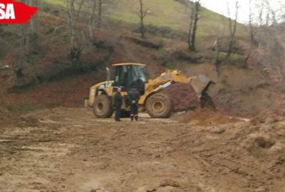 Heyelan, yolu trafiği kapattı