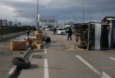 Acemler’de kamyon devrildi, trafik felç oldu