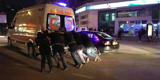 Acil hasta taşıyan ambulans kaza yaptı