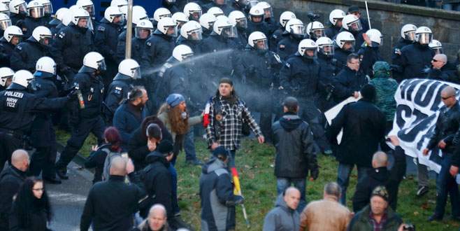 Almanlar Köln’de sığınmacıları dövdü