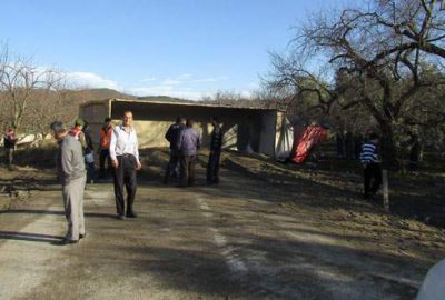 Bursa’da feci kaza: TIR yan yattı