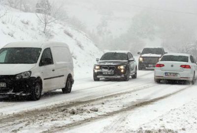 Kar yağışı Uludağ Yolu’nu kapattı