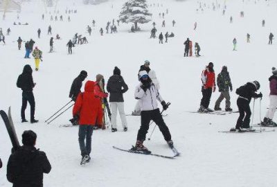 Uludağ’da kar yağdı, pistler doldu taştı