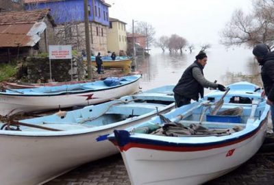 Su seviyesi yükseldi, sandallar sokak aralarına çekildi