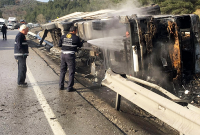 Bursa’da devrilen TIR alev aldı