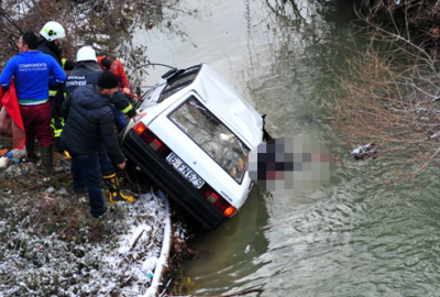 Dereye uçan otomobilde can verdi