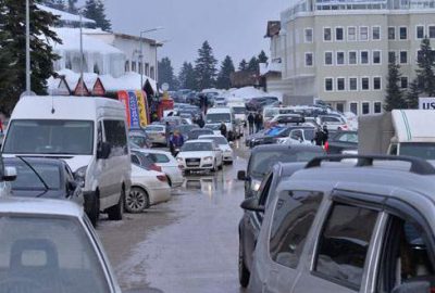 Beyaz cennette trafik çilesi