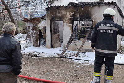 Yanan kulübesini çaresiz bakışlarla izledi