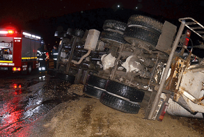 Beton mikseri virajı alamayarak devrildi