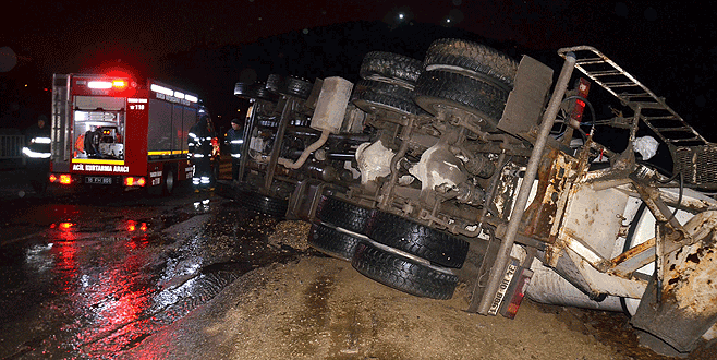 Beton mikseri virajı alamayarak devrildi