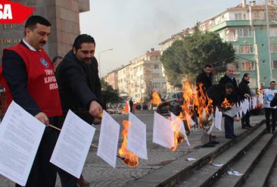 Mahkeme kararlarını ateşe verdiler