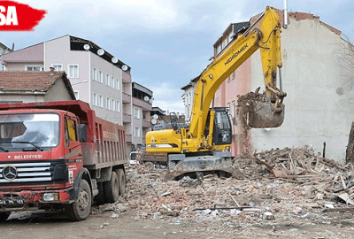 Tehlike arz eden binalar bir bir yıkılıyor