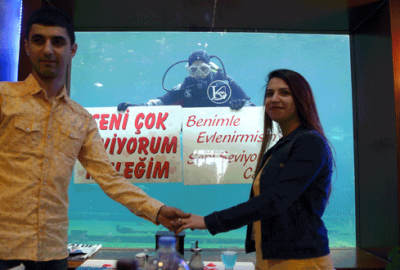 Bursa’da ‘balık adam’ın getirdiği mesajla evlenme teklifi