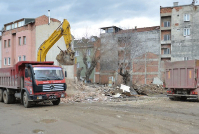 İnegöl’de tehlikeli binalar yıkılıyor