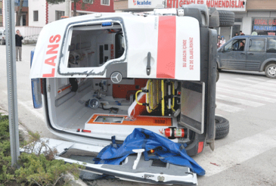 Otobüsün çarptığı ambulans takla attı!